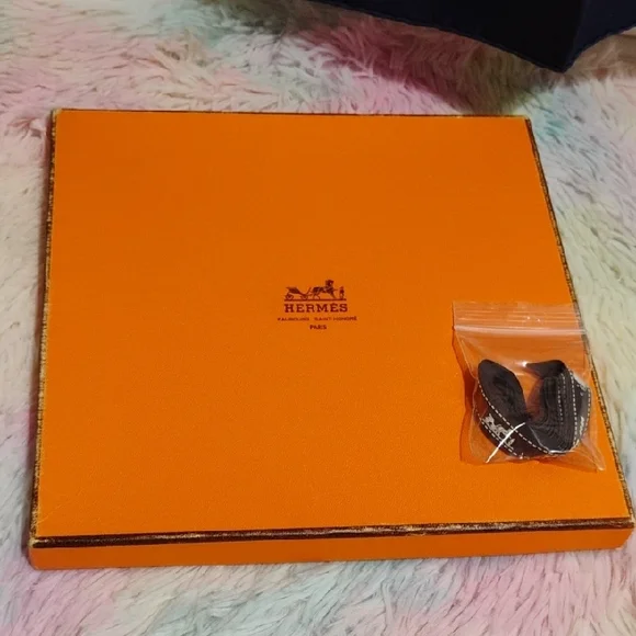 FIRM PRICE! Authentic Hermes Eperon Dor Tellier Printed Silk Shawl Scarf/Box/Bag - Picture 5 of 15